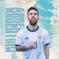 Messi sætter på den nye argentinske trøjer
